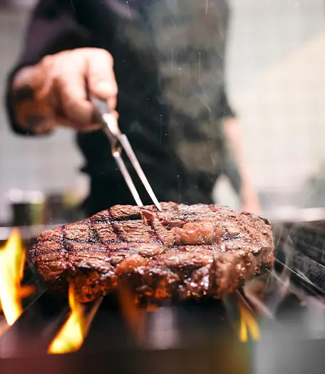 Fleisch bruzzelt auf dem Grill